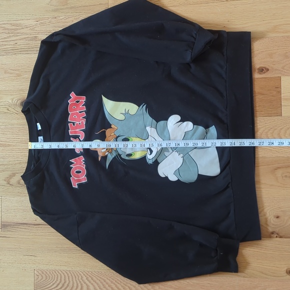 Tom & Jerry. Women's Graphic Oversized Sweater. Size Large. - Picture 4 of 7